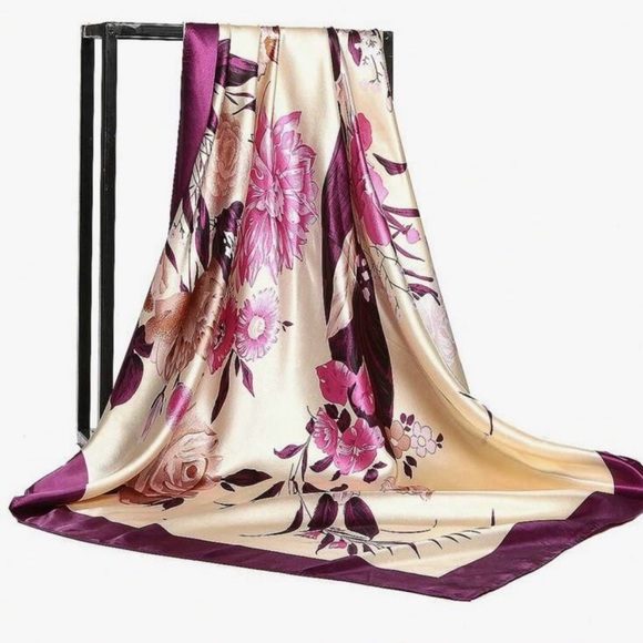 CLASSIC PRINT PURPLE FLORAL SHAWL!💜 - Picture 3 of 7